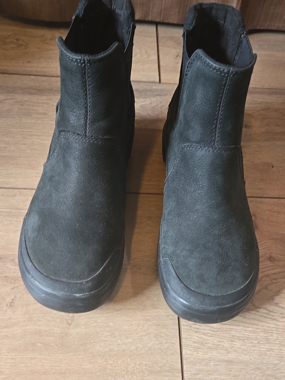 Keen Womens Dark Black Suede Chukka Boots
